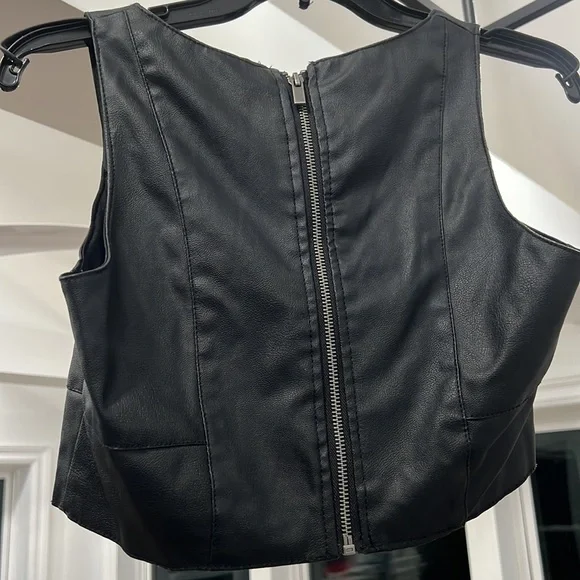 New Look Faux leather Sleeveless crop top - Picture 4 of 5